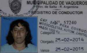 Una mujer ciega recibe el permiso de conducir