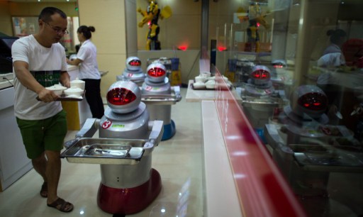 Robots sirven platos cocinados por androides (Fotos)
