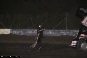 Horror en la pista: Piloto se acerca a los carros en movimiento para reclamar, lo arrollan y muere (VIDEO)