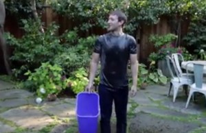 Zuckerberg desafía a Bill Gates con un balde de agua helada