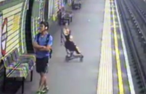 Captan el momento en que un coche con un bebé cae a las vía del tren (Video)