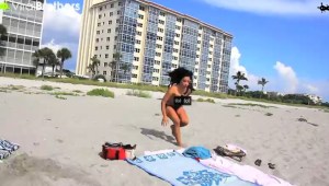 Esta broma pesada hace que una chica lo muestre todo en la playa (Fotos +Video)