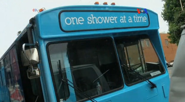 ¿Autobús con ducha? Sí, servicio para los indigentes en una ciudad de EEUU (Video)