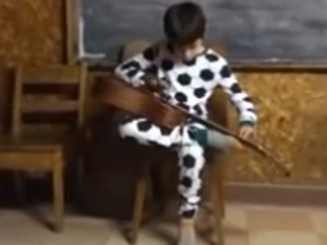Este pequeño sorprende tocando guitarra un clásico del blues (Video)