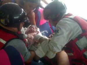¡Milagro! Nació un bebé en plena autopista Valle-Coche (FOTO)