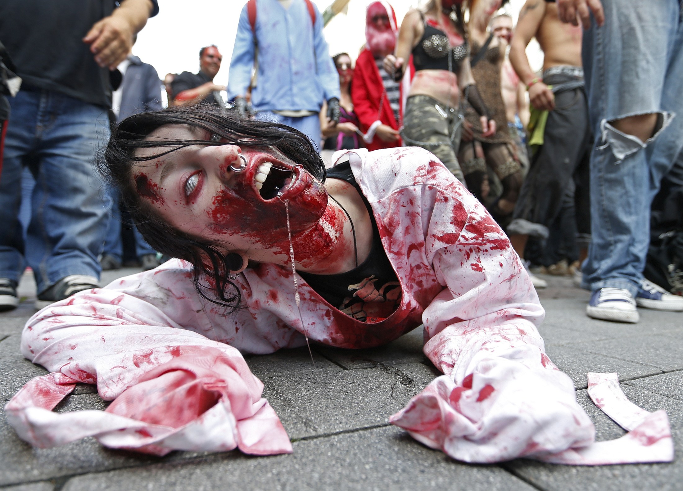 Miles de zombies salieron a la calle  (Fotos)