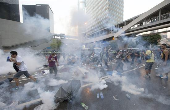 Lanzan gases lacrimógenos contra los manifestantes en Hong Kong (Fotos)