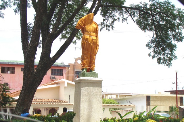 En Calabozo sustituyen busto de Rafael Urdaneta por estatua de Hugo Chávez