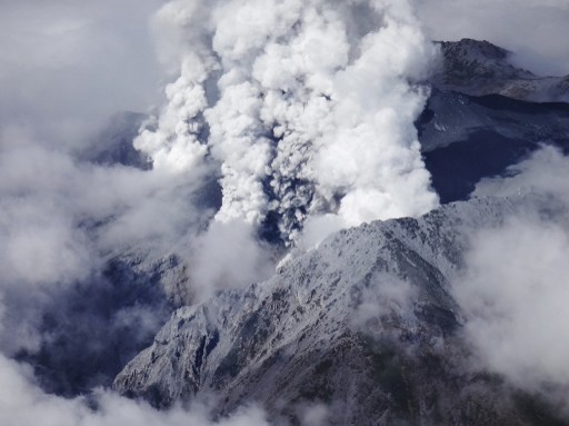 Erupción de volcán en Japón causa un muerto y más de 30 heridos (Fotos)