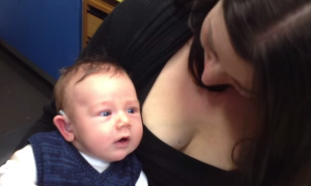 ¡Indescriptible! El momento de un bebé que oye por primera vez a su madre (Video)
