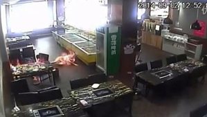 Le prenden fuego a una clienta en un restaurante en China (Video)