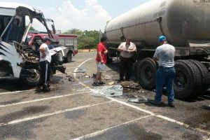 Choque entre bus y gandola dejó 13 heridos en la vía Falcón-Zulia
