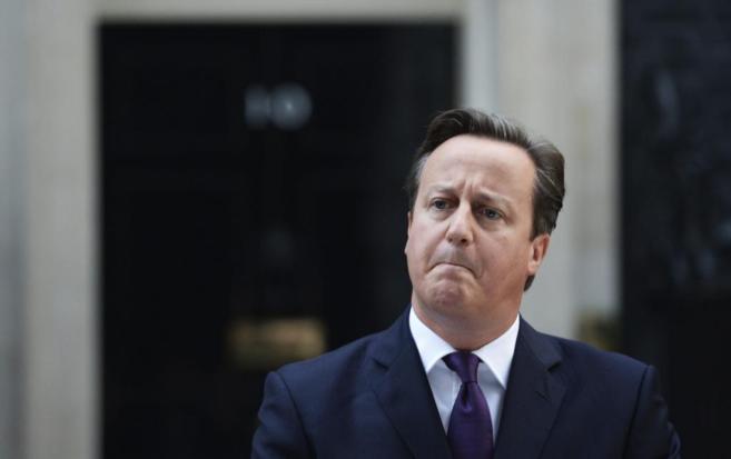 Cameron se disculpa por decir que la reina Isabel “ronroneó”