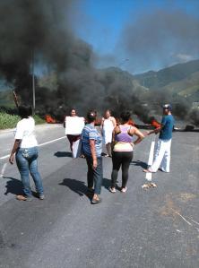 Manifestantes trancan autopista Valencia-Puerto Cabello (Foto)