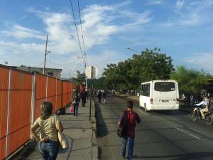 Mototaxistas trancan la vía de San Jacinto en Barquisimeto (Fotos)