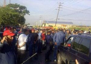 Cerrada carretera Los Guayos-Guacara por protesta en Venvidrio