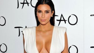 A Kim Kardashian se le vio la “alcancía” mientras esperaba sus maletas