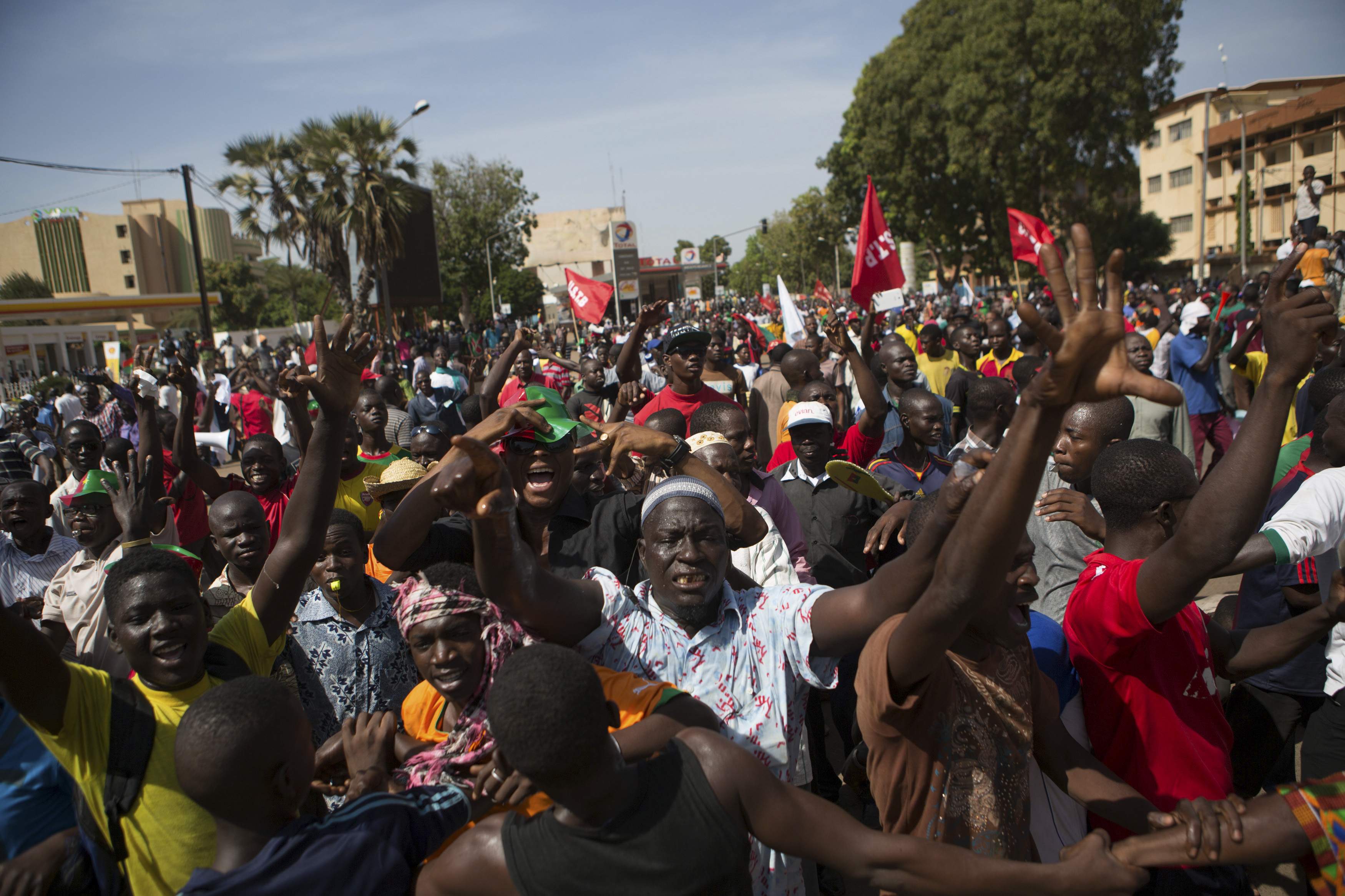 Manifestantes irrumpen e incendian Parlamento de Burkina