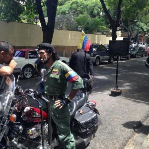 El “che” venezolano llegó a despedir a Robert Serra en una 750 (Foto)
