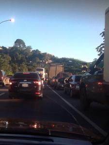 Colisión entre camiones impide la entrada a Caracas en Hoyo de la Puerta