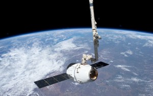 La cápsula Dragon de SpaceX vuelve a la Tierra tras abastecer a la EEI