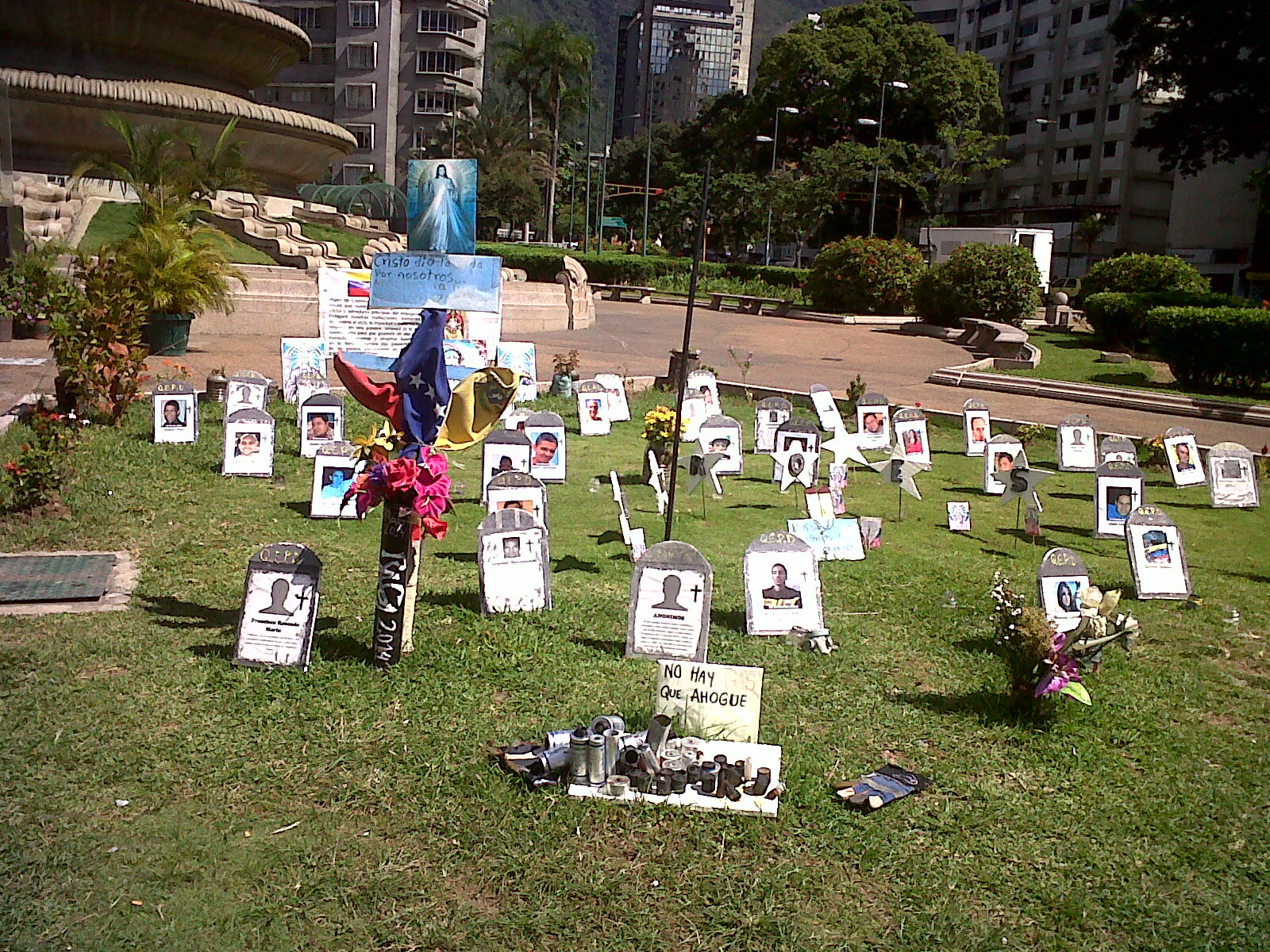 Con flores y fotografías rinden honor en la Plaza Altamira a los estudiantes caídos