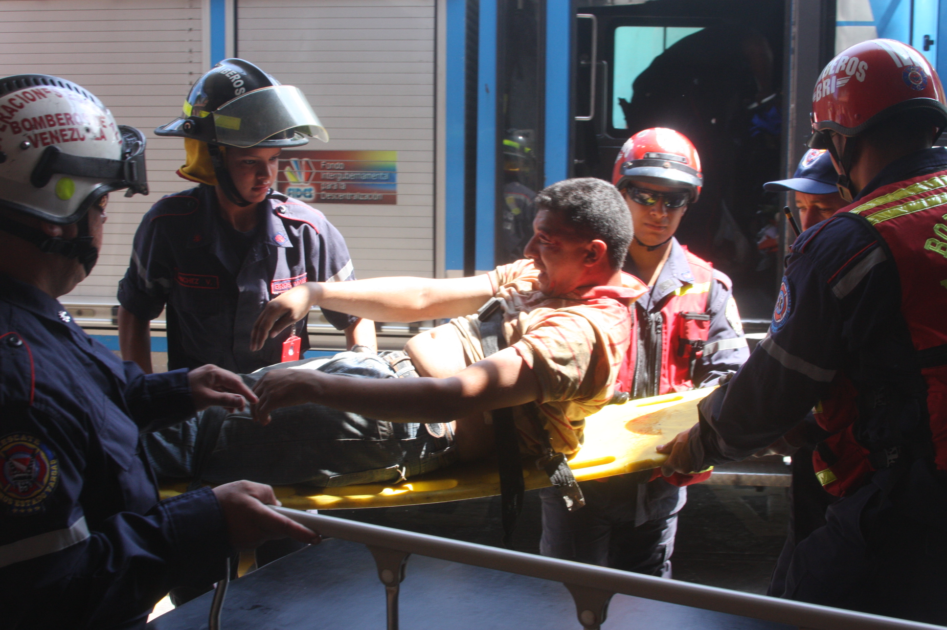 Un hombre cayó de seis metros de altura en La Guaira (Fotos)