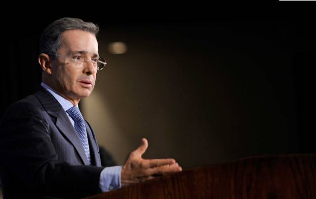 Uribe pide protección internacional para exministro buscado por la Justicia