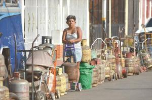 Vecinos del sur de Valencia hacen hasta 7 horas de cola para comprar gas doméstico