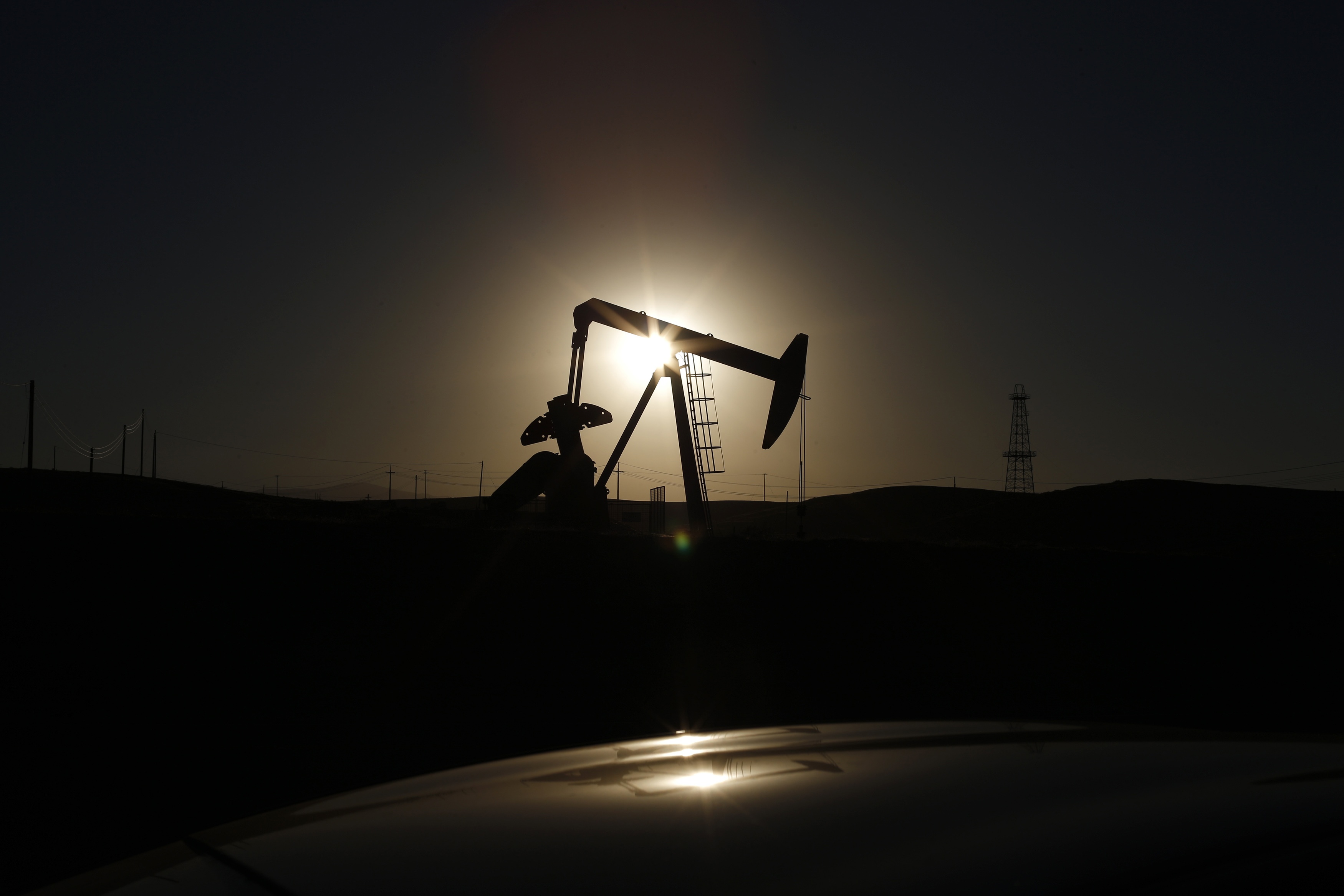 La caída del precio del petróleo no estimulará la demanda, según la AIE