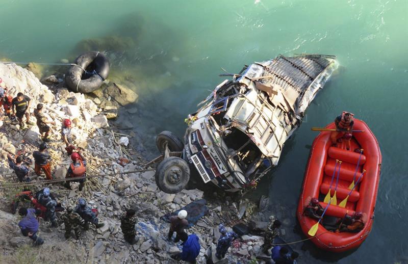 Al menos 47 muertos y seis desaparecidos en un accidente de autobús en Nepal (Fotos)