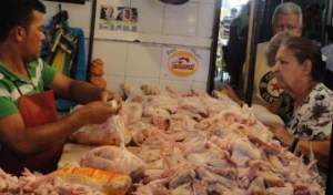 El pollo está escaso y el kilo cuesta 100 bolívares