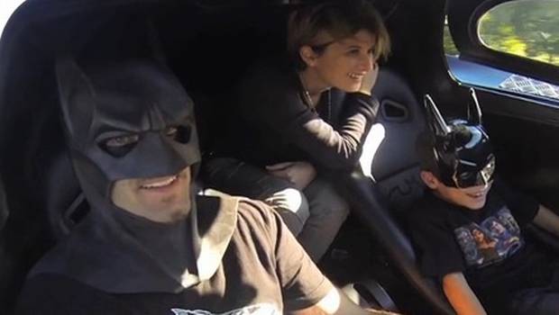 Pasea a niños enfermos para distraerlos… ¡en su Batimóvil! (Video + sí, es Batman)