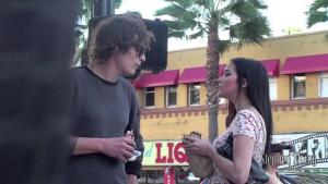 Experimento: ¿Qué hace un hombre cuando ve a una chica guapa y borracha en la calle? (Video)