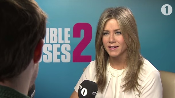 Jennifer Aniston hace llorar a periodista (Video)