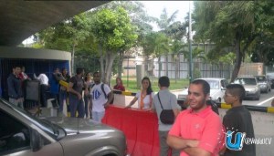 Protesta de estudiantes de la UCV en Los Ilustres por la inseguridad