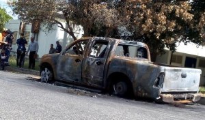 Ucla no reanudará actividades; quemaron camioneta de un profesor (FOTOS)