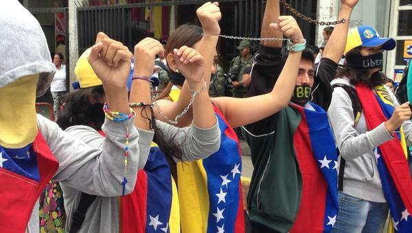 Así se encadenaron a las afueras del Palacio de Justicia en apoyo a Leopoldo López (Fotos)
