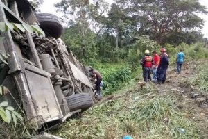 Tres fallecidos y 20 heridos, mayoría niños, al volcar autobús en la carretera Mérida-Barinas
