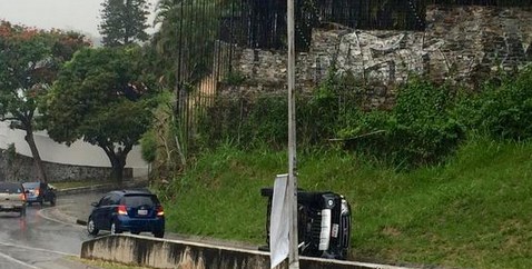 Camioneta volcada en la entrada hacia Altamira (Foto)