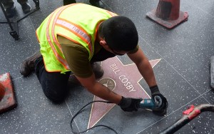 Pintan estrella de Bill Cosby en Hollywood con la palabra “violador”