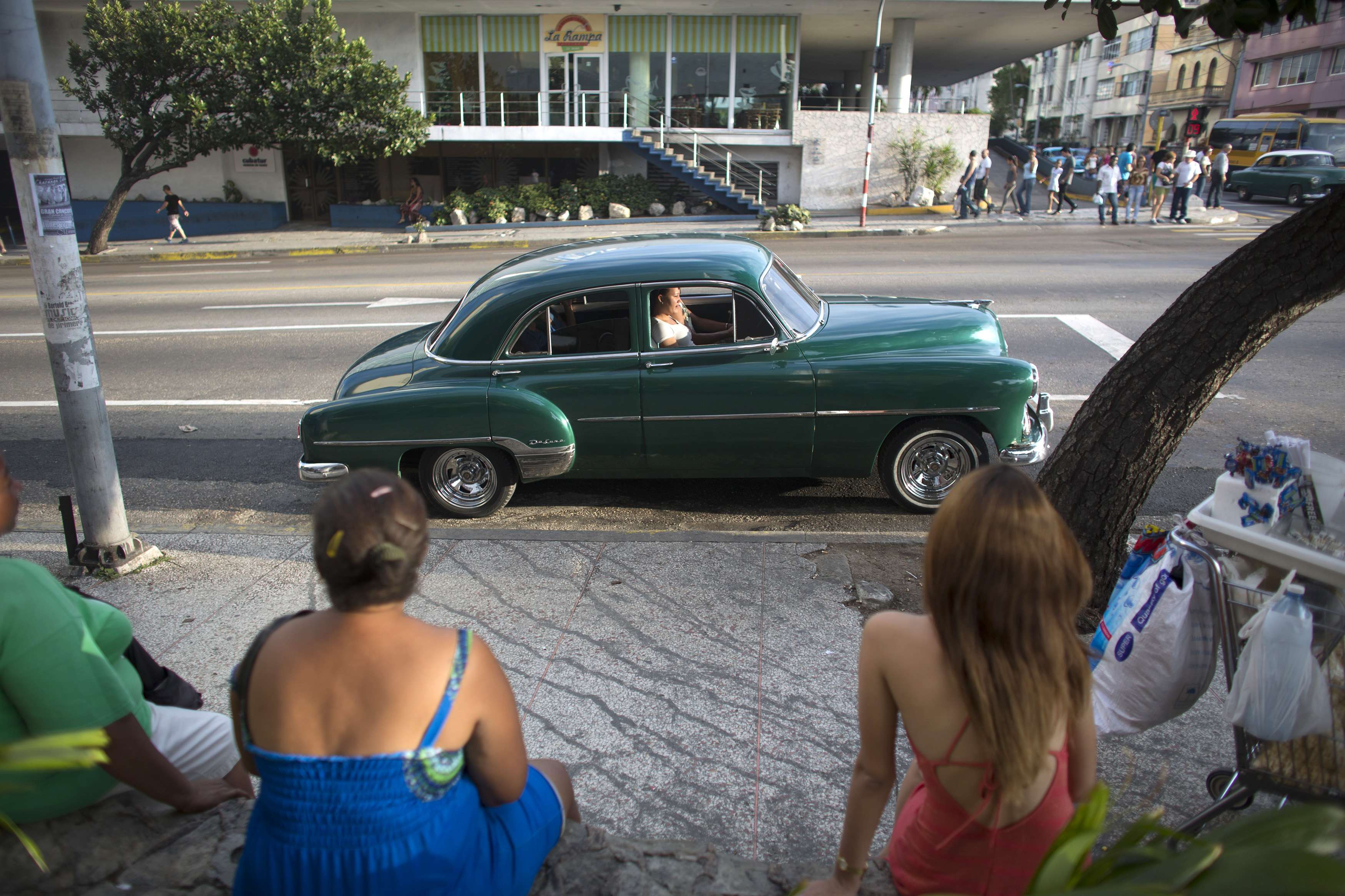 Estados Unidos flexibiliza viajes y comercio con Cuba