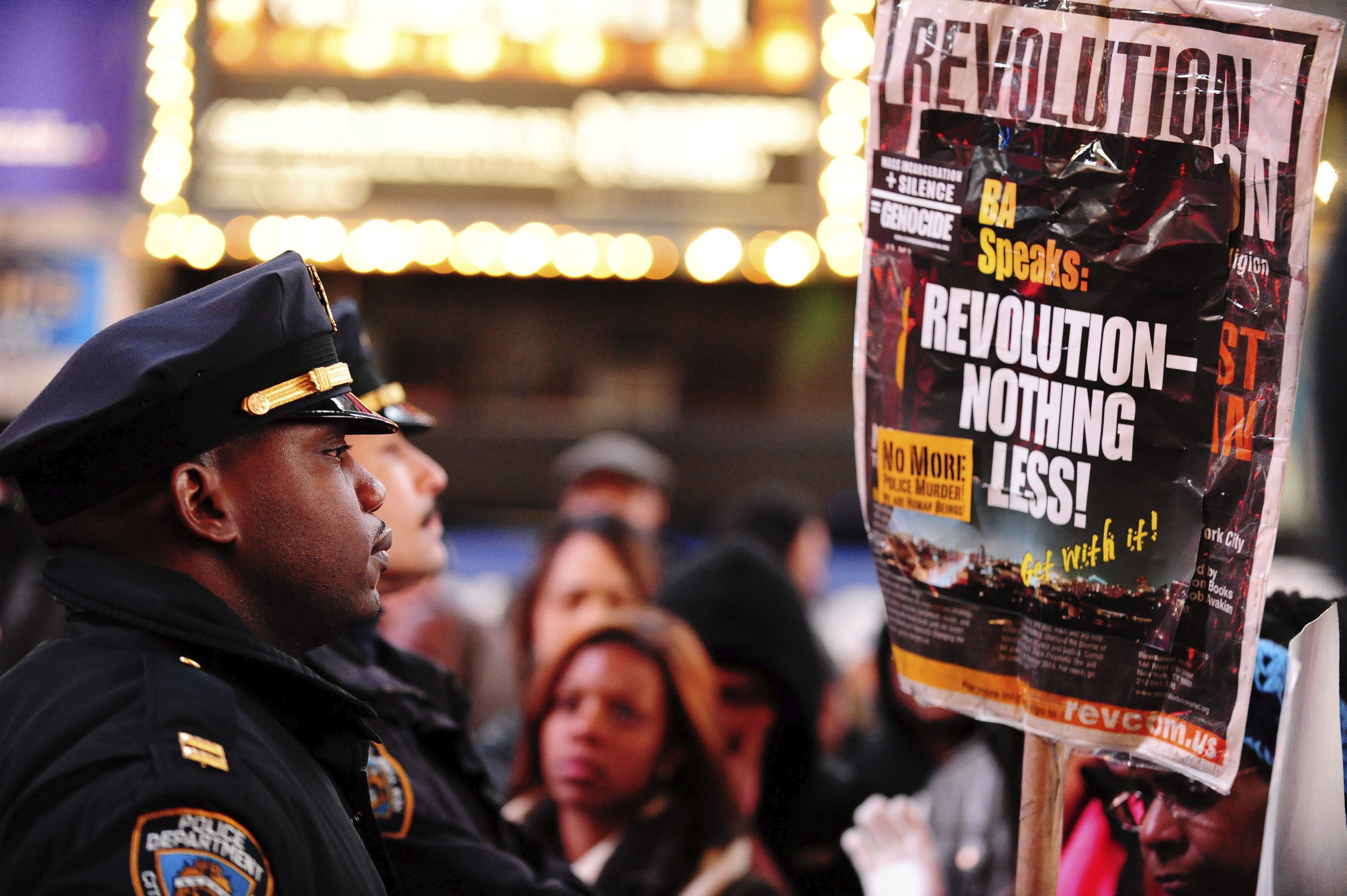 Alcalde de Nueva York llama a la reconciliación en funeral de policía asesinado