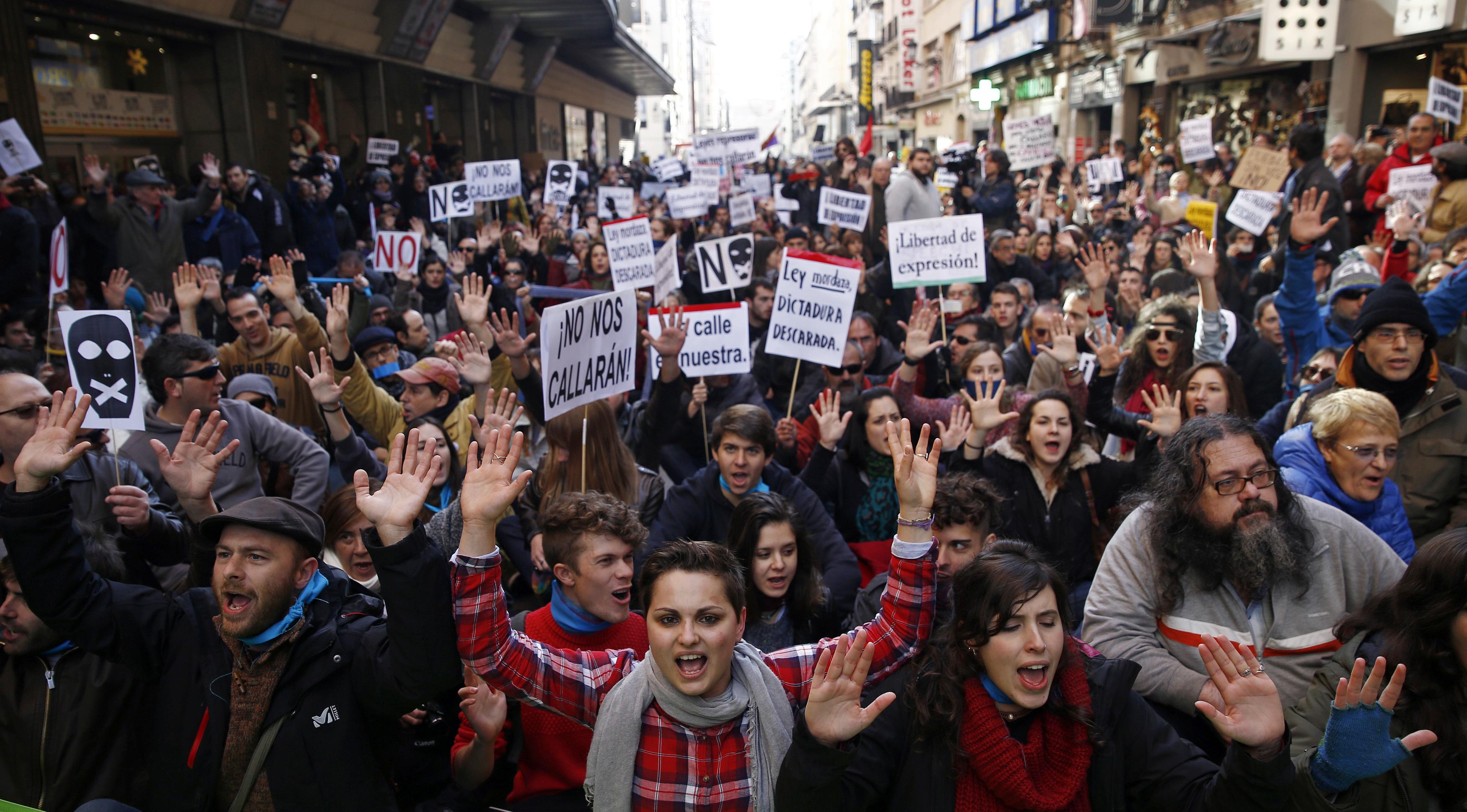 Españoles protestan en Madrid contra ley de orden público (Fotos)
