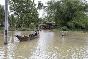 Al menos ocho muertos y  más  de 100 mil evacuados por inundaciones en Malasia