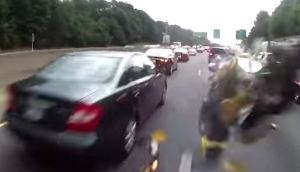 ¡Impactante! motorizado sobrevive tras estrellarse fuertemente contra un auto (Video)
