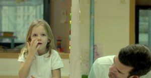 Experimento muestra la diferencia entre cómo percibimos la discapacidad los adultos de los niños (Video)