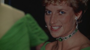 Subastan vestidos de la princesa Diana (Video)