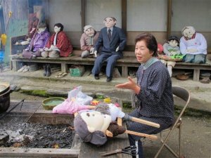 Los maniquíes superan a la gente en un pueblo de Japón (Fotos)