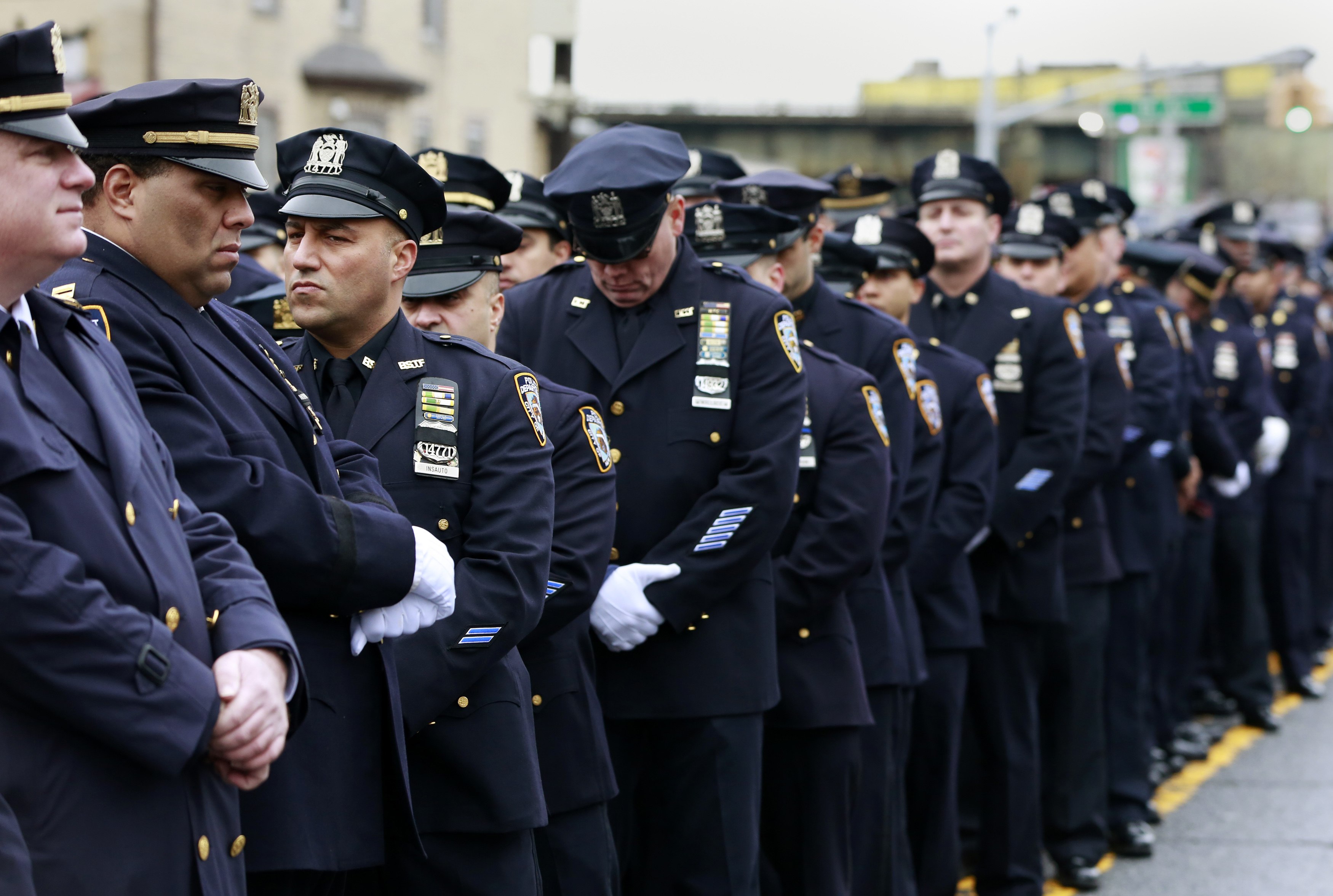 Homenajean a policía asesinado en Nueva York (Fotos)